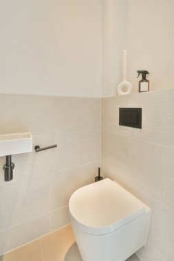 Modern apartmanda banyo küveti ve beyaz tuvaleti olan şık bir banyo tasarımı.