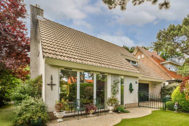 Ahşap çitlerin yanında küçük bahçesi olan basit küçük bir teras.