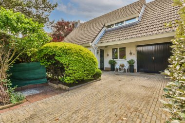 Ahşap çitlerin yanında küçük bahçesi olan basit küçük bir teras.