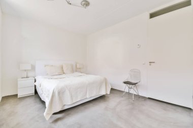 Yatak odasının iç tasarımı, yatak odası ve ahşap gardırop modern dairenin penceresinin kenarına yerleştirilmiş.