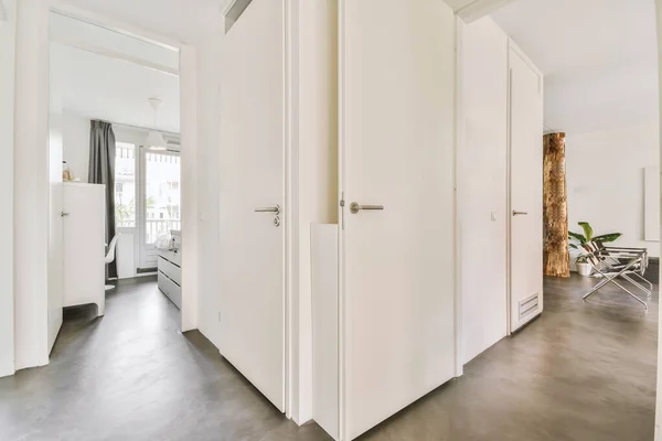 Narrow Corridor White Walls Doors Leading Spacious Room Windows Parquet — Stock Photo, Image