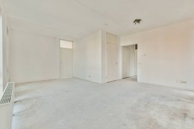 Büyük balkon pencereli, perdeli ve ahşap parke zeminli boş beyaz odanın içi.