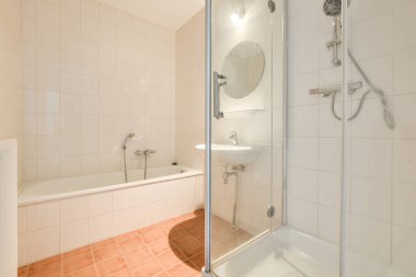 Açık banyo küveti ve duşu olan modern ev iç tasarımı. Tuvaletten bölme duvarıyla ayrılmış.
