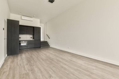 Yorgan ve yastıklarla dolu rahat bir yatak sandalye ve duvarın yanında çerçeveli bir tablo aydınlanmış yatak odasındaki gardıroba karşı.