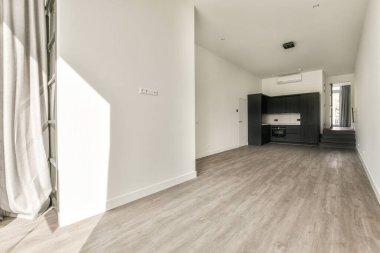 Yorgan ve yastıklarla dolu rahat bir yatak sandalye ve duvarın yanında çerçeveli bir tablo aydınlanmış yatak odasındaki gardıroba karşı.