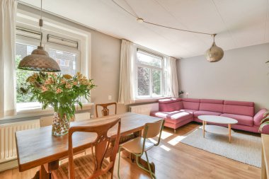 Modern odanın içi modern evin tavan penceresinden ve kapısından gelen güneş ışığıyla aydınlandı.