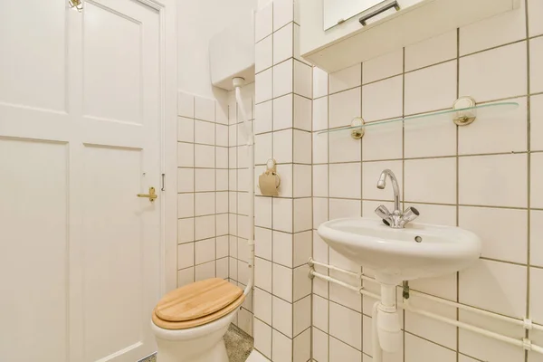 Wall Hung Toilet Small Sink Corner Lavatory Room Beige Tilein — Foto Stock