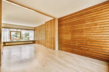 Evdeki boş ışık odasında, beyaz duvardaki plastik pencere ve radyatör.