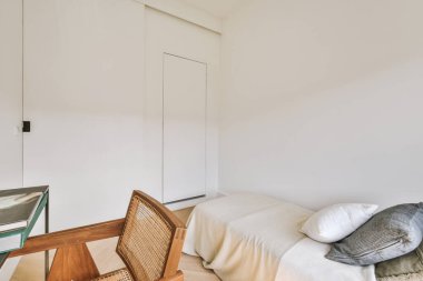 Yatak odasının iç tasarımı, yatak odası ve ahşap gardırop modern dairenin penceresinin kenarına yerleştirilmiş.