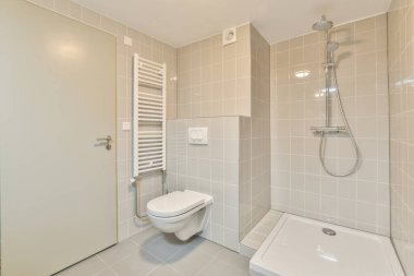 Modern apartmanda banyo küveti ve beyaz tuvaleti olan şık bir banyo tasarımı.