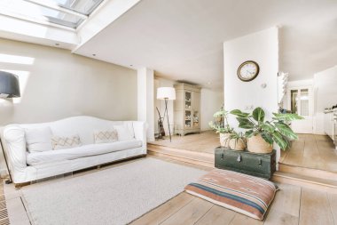 Rahat koltuklar ve ahşap masa modern dairenin oturma odasının penceresinin yanındaki saksı bitkilerinin yanına yerleştirildi.