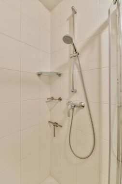 Beyaz seramik lavabo ve ayna. Banyo aydınlatması asgari düzeyde tasarlanmış.