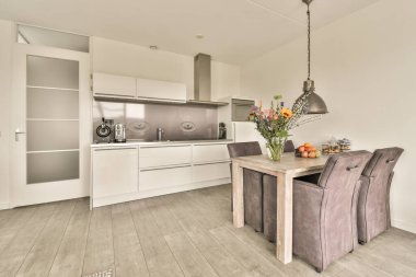 Minimalist tarzı açık mutfağı ve masa ve sandalyeleri olan geniş yemek alanı olan modern çatı katı dairesinin ev tasarımı.