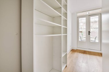 Lüks bir evde rahat ve ferah boş bir oda.