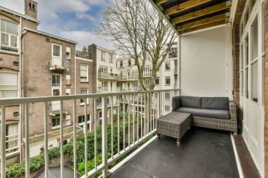 Eski tuğlalı binaların ve bisikletli arabaların ön manzarası küçük balkondan tırabzanlara kadar uzanıyor.