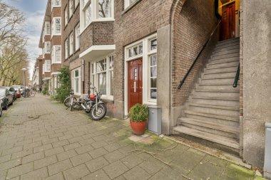 Binaya yakın bir cadde manzarası, dışarısı çok güzel.