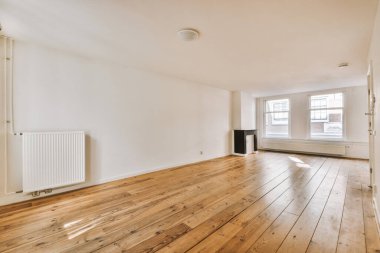 Geniş duvarlı, elektrikli şöminenin yanına tahta tabureli modern tezgâhlar.