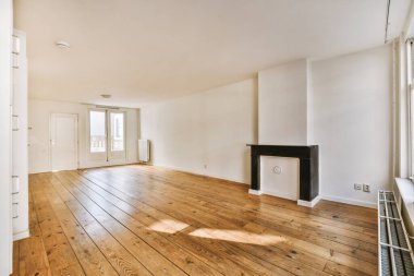 Geniş duvarlı, elektrikli şöminenin yanına tahta tabureli modern tezgâhlar.