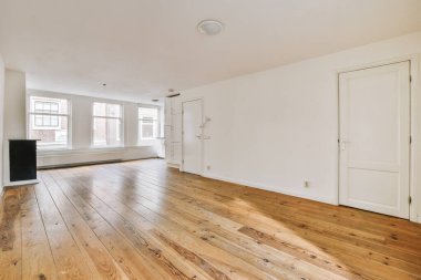 Geniş duvarlı, elektrikli şöminenin yanına tahta tabureli modern tezgâhlar.