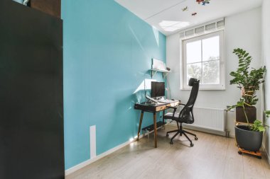 Boş tahtaya karşı bilgisayar monitörleri olan rahat sandalye ve çağdaş düz ev ofisinde ayna