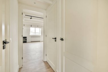 Lüks bir evde, rahat ve ferah, boş bir oda.