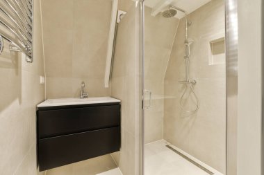 Lüks bir evde, rahat ve ferah, boş bir oda.