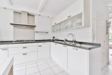 Minimalist tarzı açık mutfağı ve masa ve sandalyeleri olan geniş yemek alanı olan modern çatı katı dairesinin ev tasarımı.