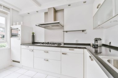 Minimalist tarzı açık mutfağı ve masa ve sandalyeleri olan geniş yemek alanı olan modern çatı katı dairesinin ev tasarımı.