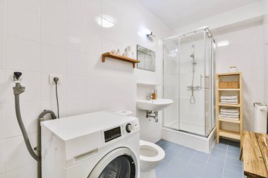 Mermer duvarlı bir banyonun lüks iç tasarımı.