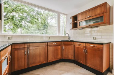 Seçkin bir evin modern mutfağının içinde.