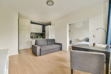 Gündüz vakti modern evdeki şık yemek ve dinlenme odalarının olduğu aydınlatma odasının içinde.