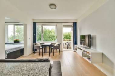 Gündüz vakti modern evdeki şık yemek ve dinlenme odalarının olduğu aydınlatma odasının içinde.