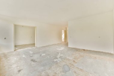 Evdeki boş ışık odasında, beyaz duvardaki plastik pencere ve radyatör.