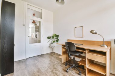 Boş tahtaya karşı bilgisayar monitörleri olan rahat sandalye ve çağdaş düz ev ofisinde ayna