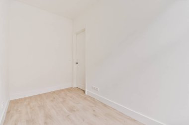 Lüks bir evde rahat ve ferah boş bir oda.