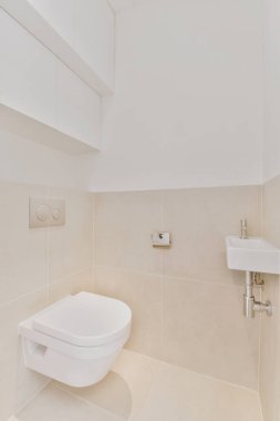 Lavabolu ve duvarlı, beyaz duvarlı ve kareli tuvaletli dar bir tuvalet.