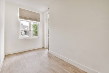 Lüks bir evde rahat ve ferah boş bir oda.