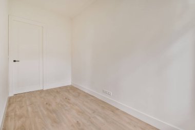 Lüks bir evde rahat ve ferah boş bir oda.