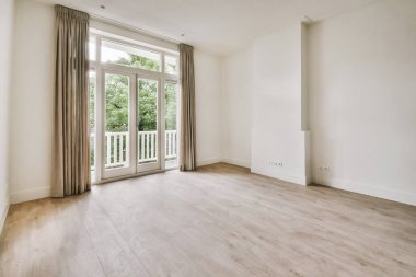 Lüks bir evde rahat ve ferah boş bir oda.