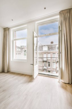 Lüks bir evde rahat ve ferah boş bir oda.