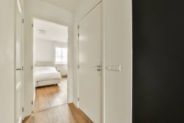 Işık dar koridor, beyaz duvarlarda birçok kapı ve kereste zemininde parlayan lamba