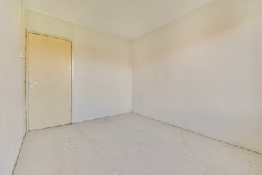 Evdeki boş ışık odasında, beyaz duvardaki plastik pencere ve radyatör.