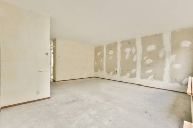 Evdeki boş ışık odasında, beyaz duvardaki plastik pencere ve radyatör.