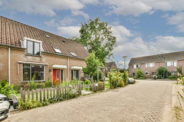 Binaya yakın bir cadde manzarası, dışarısı çok güzel.