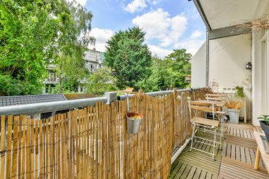 Eski tuğlalı binaların ve bisikletli arabaların ön manzarası küçük balkondan tırabzanlara kadar uzanıyor.