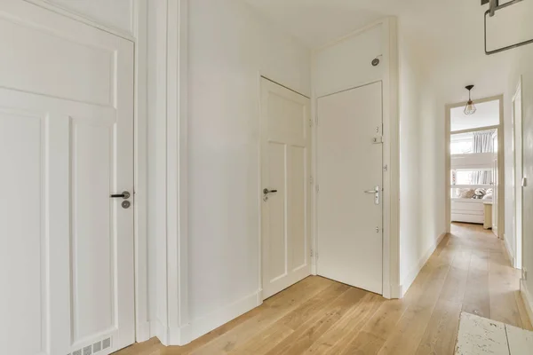 Light Narrow Hallway Many Doors White Walls Lumber Floor — Fotografia de Stock