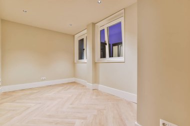 Lüks bir evde rahat ve ferah boş bir oda.