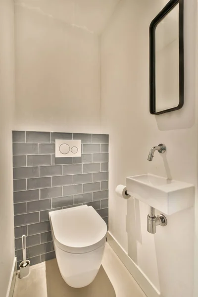 Kabin Shower Kotor Dengan Pintu Kaca Terletak Dekat Wastafel Dan — Stok Foto