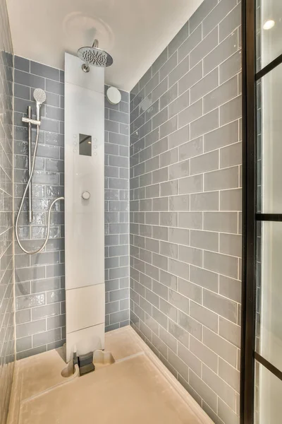 Kabin Shower Kotor Dengan Pintu Kaca Terletak Dekat Wastafel Dan — Stok Foto