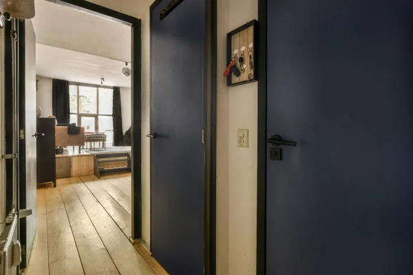 Desain Interior Bergaya Rumah Ruang Tamu Yang Luas Dengan Jendela — Stok Foto
